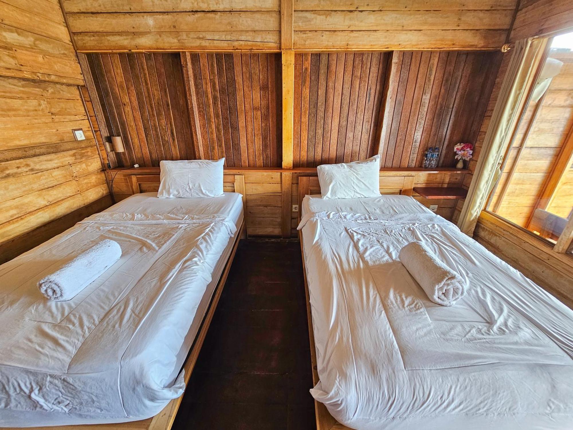Malibu Huts Hotel Semaya Exterior photo